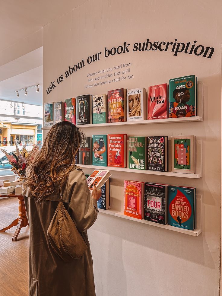 Une lectrice découvre les ouvrages présentés dans une librairie
