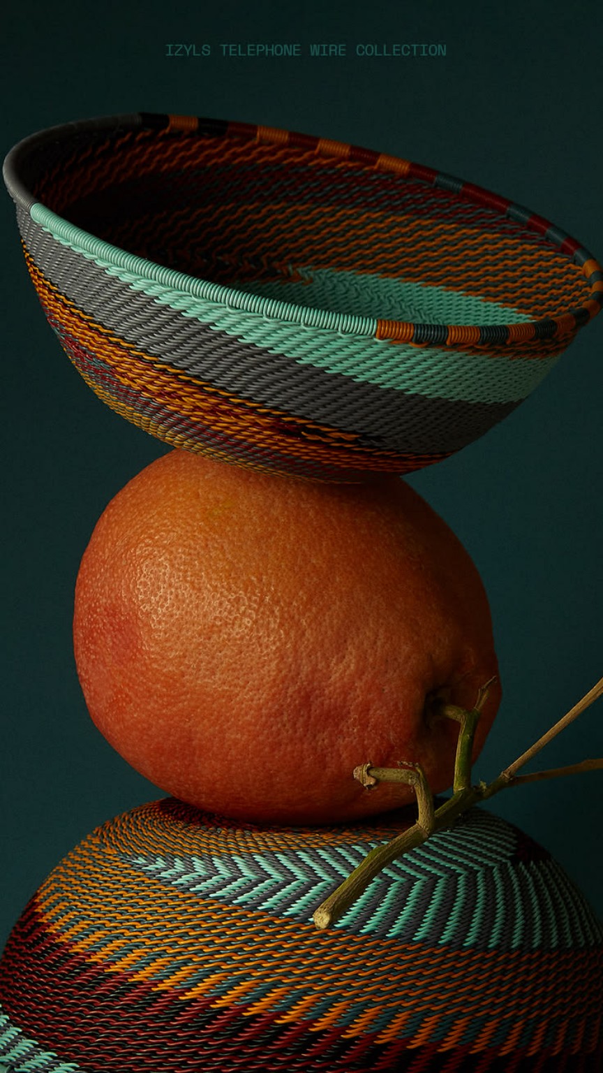 Vanneries colorées et fruit orangé