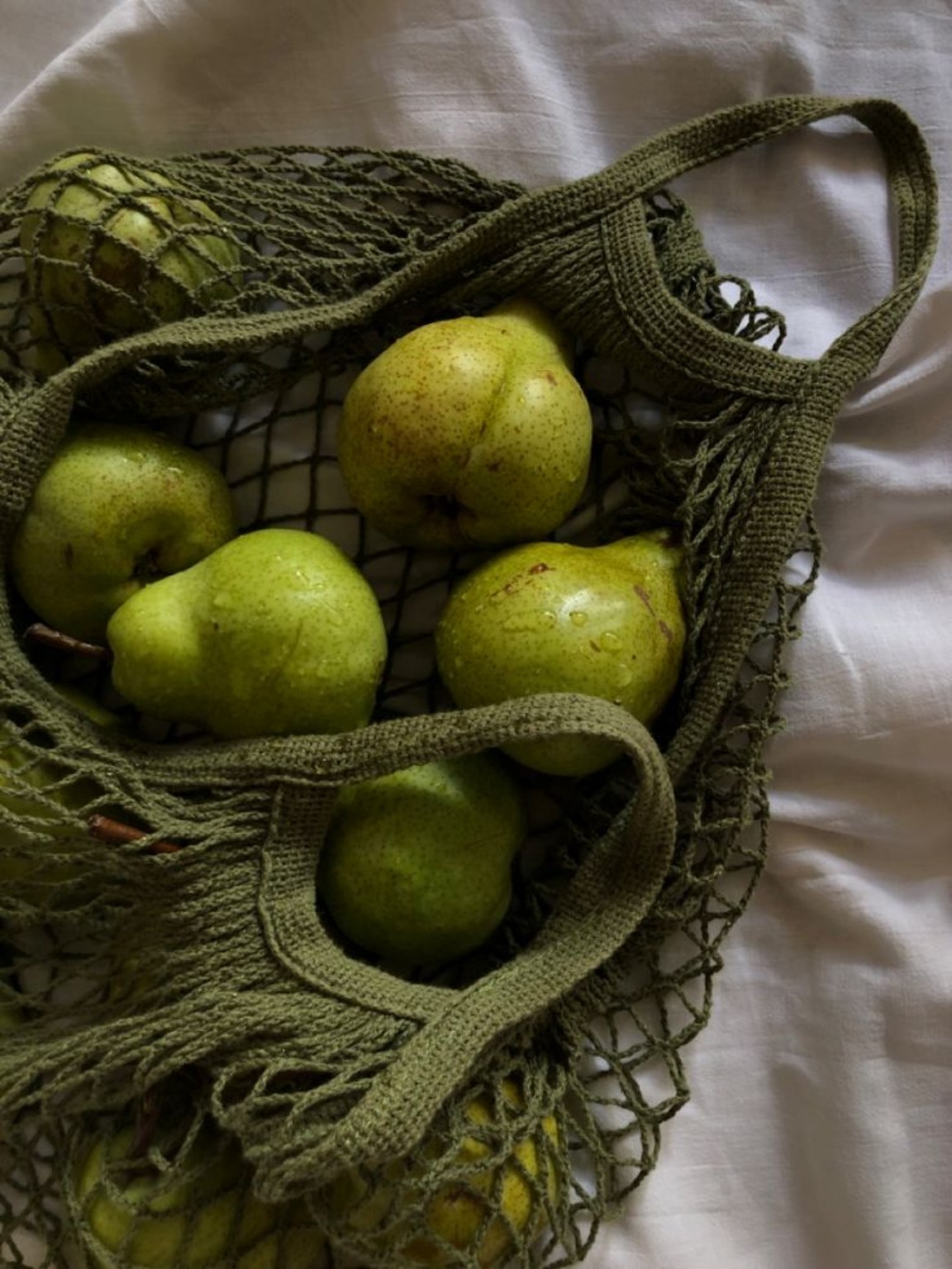 Fruits verts dans un sac en filet